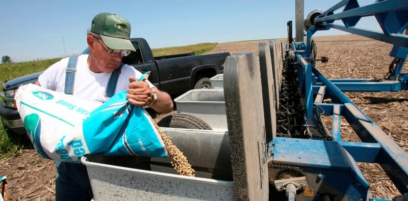 un farmer siembra soja en Iowa, Estados Unidos. (AP Photo/Seth Wenig)